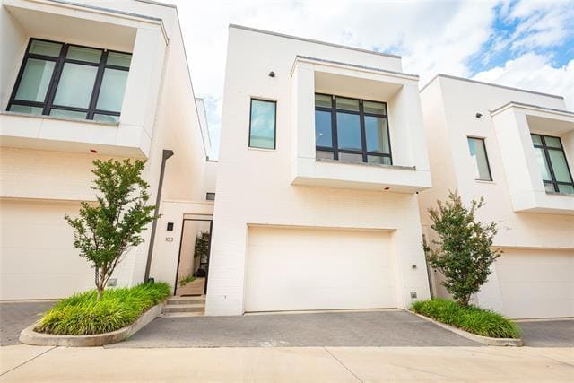 property at 610 N Oak Cliff Blvd