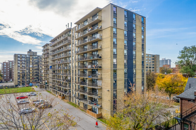 Seabreezes Apartment in Toronto, ON - Building Photo - Building Photo