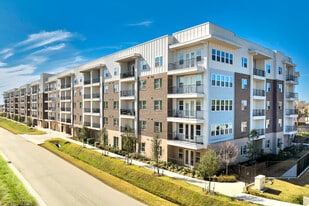 Memorial at Six in Houston, TX - Building Photo