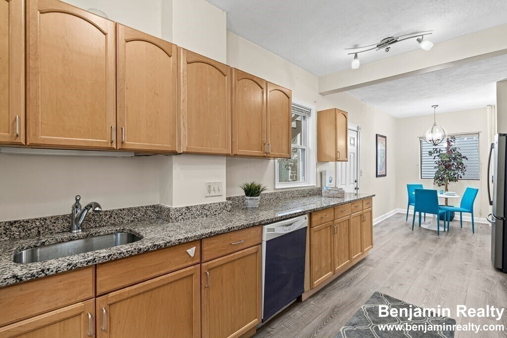 7 Washburn Ter, Unit 1 in Brookline, MA - Building Photo
