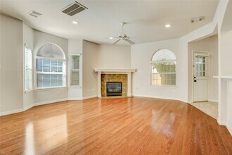 7630 N Linpar Ct in Houston, TX - Foto de edificio - Building Photo