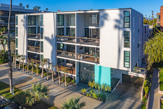 1025 Ocean Avenue in Santa Monica, CA - Foto de edificio - Building Photo