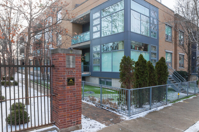 1307 W Wrightwood Ave in Chicago, IL - Building Photo - Building Photo