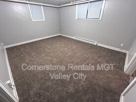 208 5th Ave SW in Valley City, ND - Building Photo