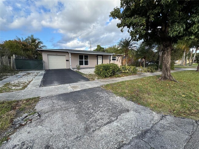 4411 NW 24th St in Lauderhill, FL - Building Photo - Building Photo