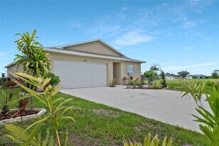 2426 Santa Barbara Blvd N in Cape Coral, FL - Building Photo