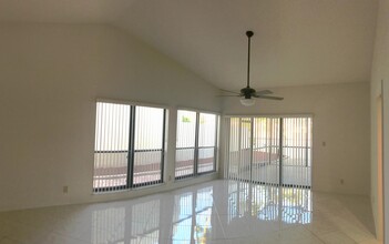 21450 Laguna Dr in Boca Raton, FL - Building Photo - Building Photo