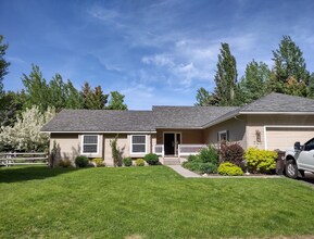 720 Angela Dr in Hailey, ID - Foto de edificio - Building Photo