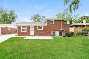 35 Pamela Dr in Bensenville, IL - Building Photo