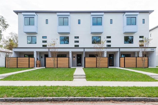 property at 530 W Plaza Pl
