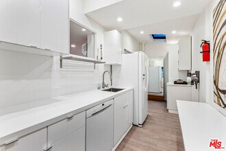 717 Huntley Dr in West Hollywood, CA - Building Photo - Building Photo