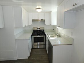 190-192 Albert Pl in Costa Mesa, CA - Building Photo - Building Photo