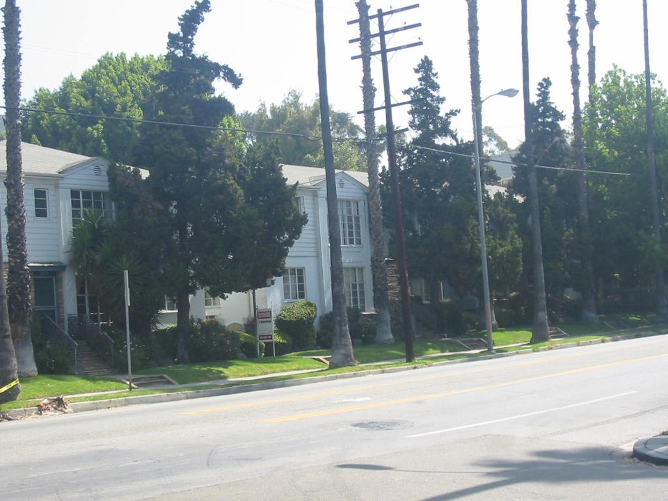 Courtney Manor in Los Angeles, CA - Building Photo