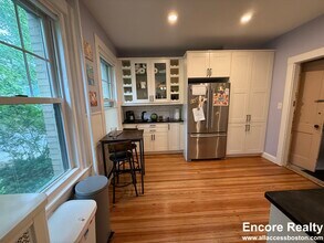 87 Browne St, Unit 1 in Brookline, MA - Foto de edificio - Building Photo