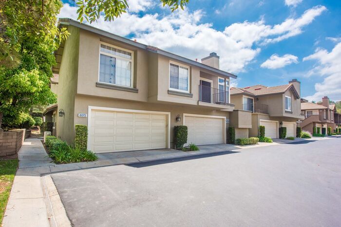 8072 E Snapdragon Ln in Anaheim, CA - Foto de edificio