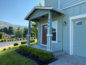 244 Dunthorpe Dr in Medford, OR - Building Photo - Building Photo