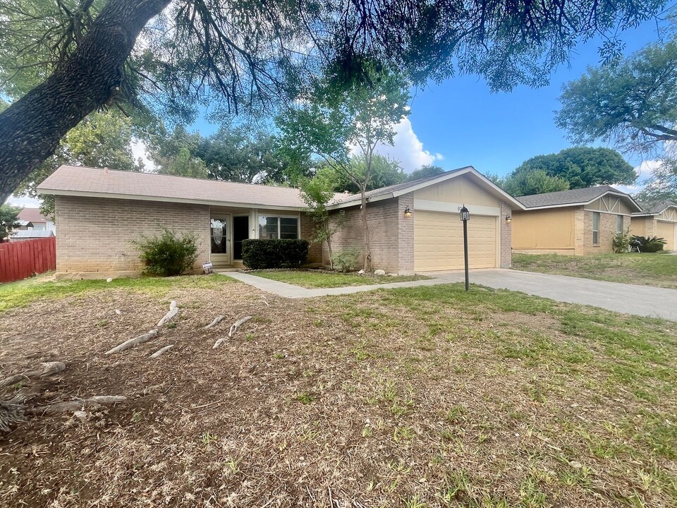 9767 Heritage Farm in San Antonio, TX - Building Photo