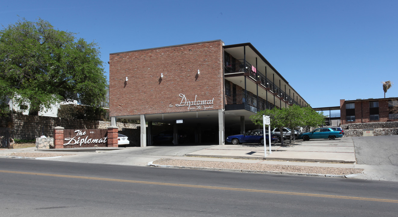 Diplomat Apartments in El Paso, TX - Building Photo