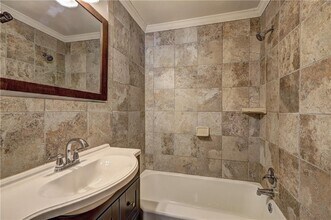 2186 Lenox Rd NE in Atlanta, GA - Building Photo - Building Photo