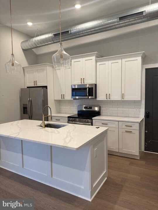 5830 Henry Ave in Philadelphia, PA - Building Photo