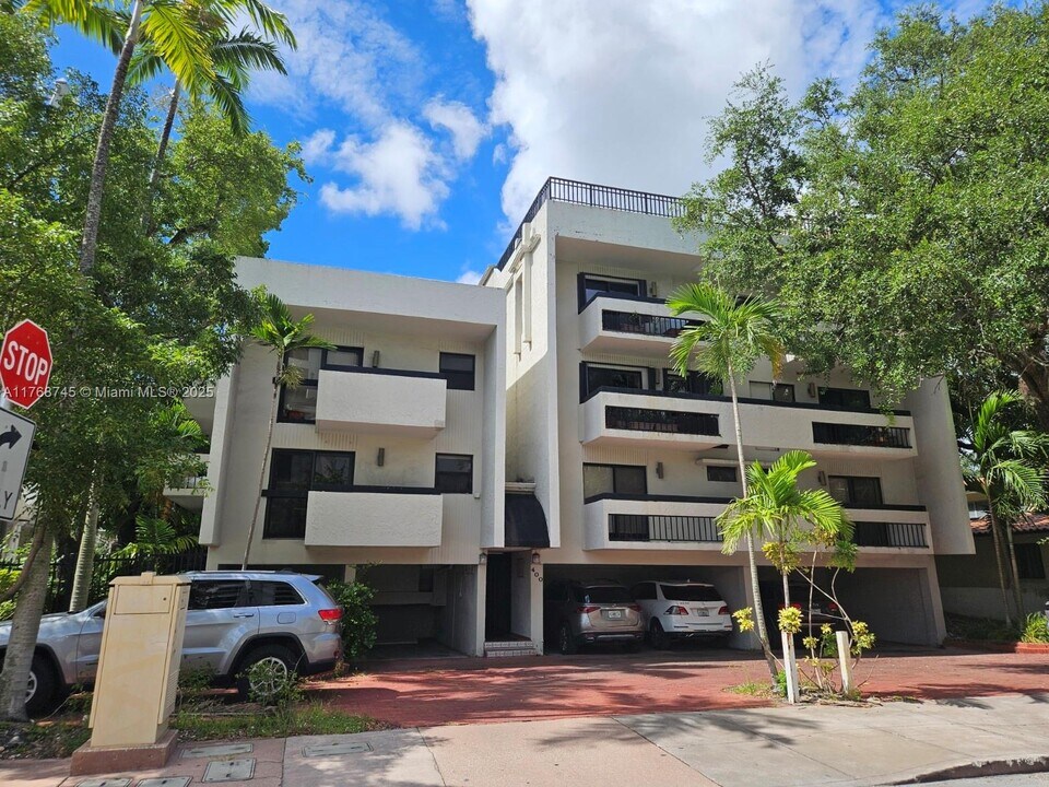 400 Valencia Ave, Unit 2 in Coral Gables, FL - Foto de edificio