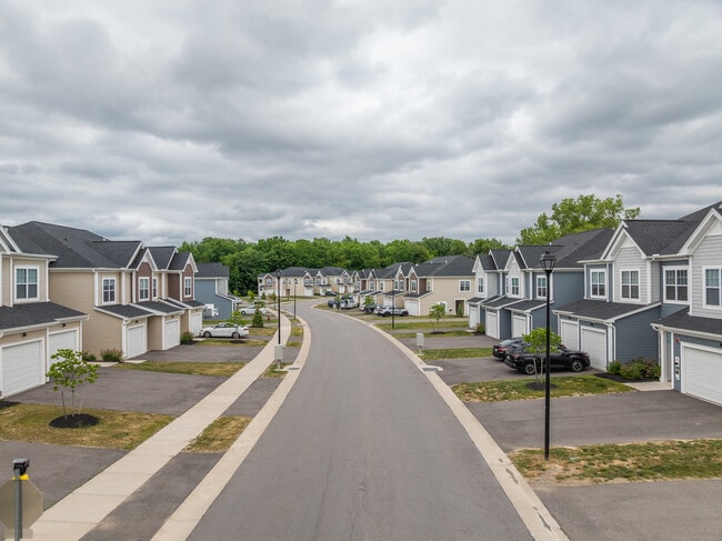 Edgewater Apartments and Townhomes in West Henrietta, NY - Foto de edificio - Building Photo