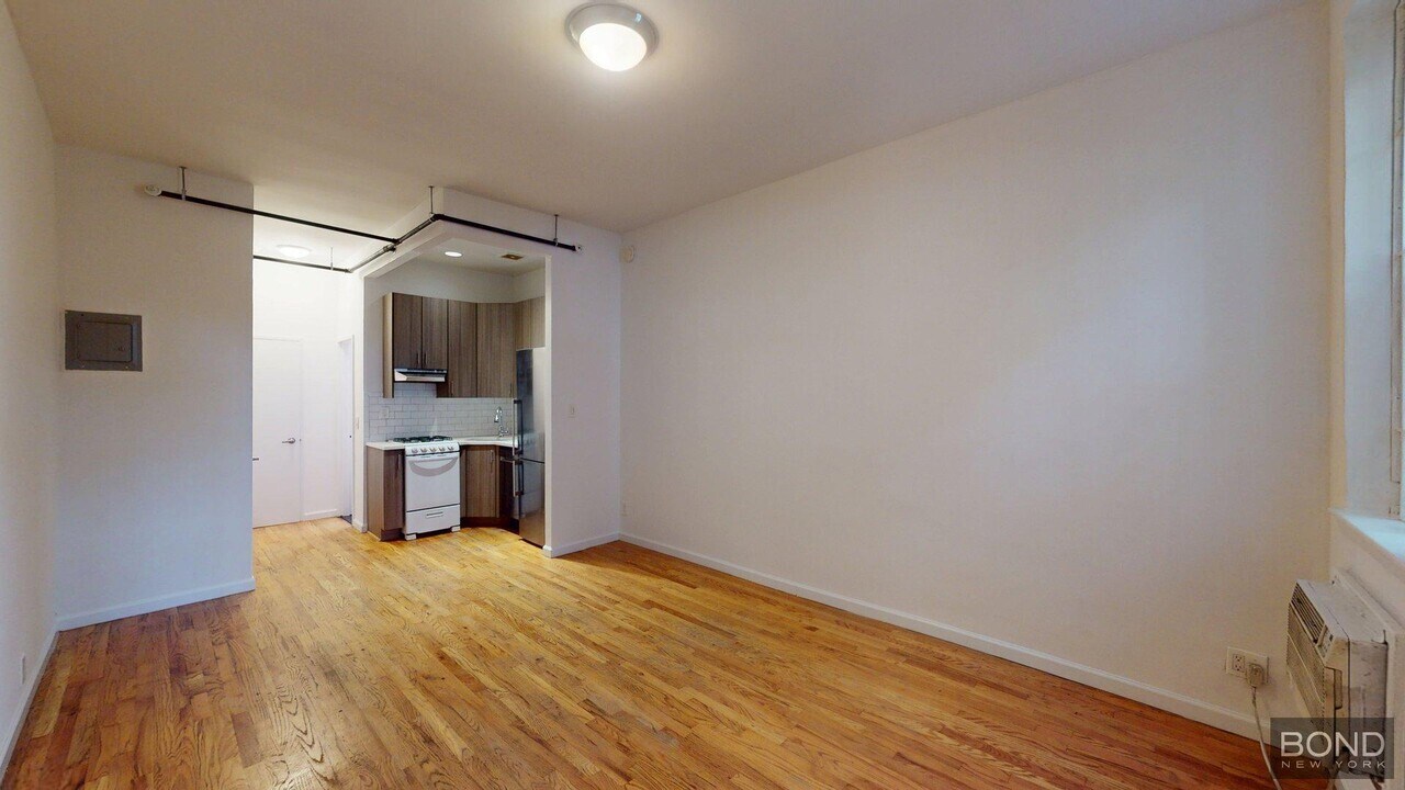 347 E 76th St in New York, NY - Building Photo