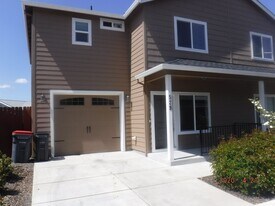 525-529 Gray Ct in Central Point, OR - Building Photo
