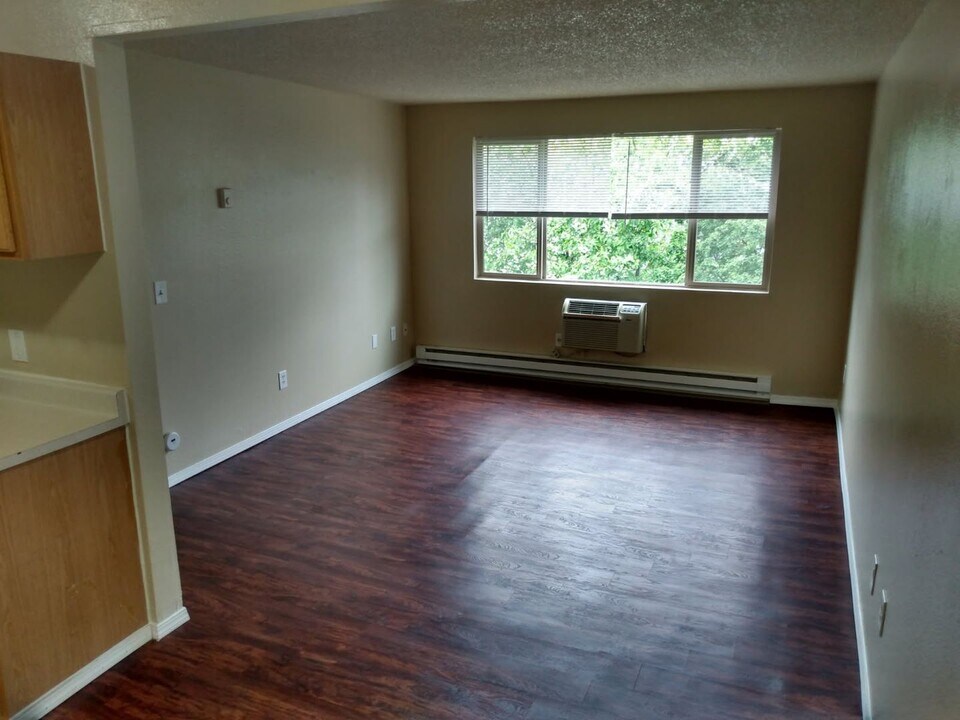 345 N 5th St in Klamath Falls, OR - Building Photo