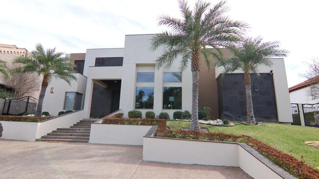 105 Windsor Rd in Laredo, TX - Foto de edificio - Building Photo