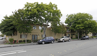 EC Magnolia in Hayward, CA - Foto de edificio - Building Photo