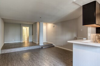 Sutton Place in Los Angeles, CA - Building Photo - Interior Photo