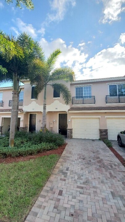 265 Las Brisas Cir in Weston, FL - Building Photo