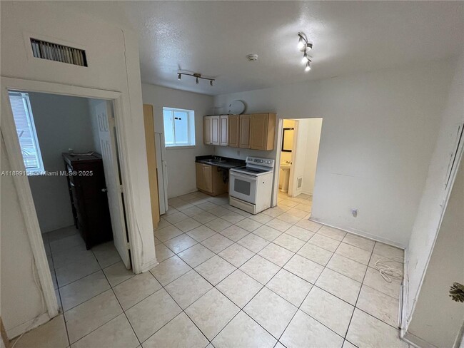 1021 NW 3rd St in Miami, FL - Building Photo - Building Photo