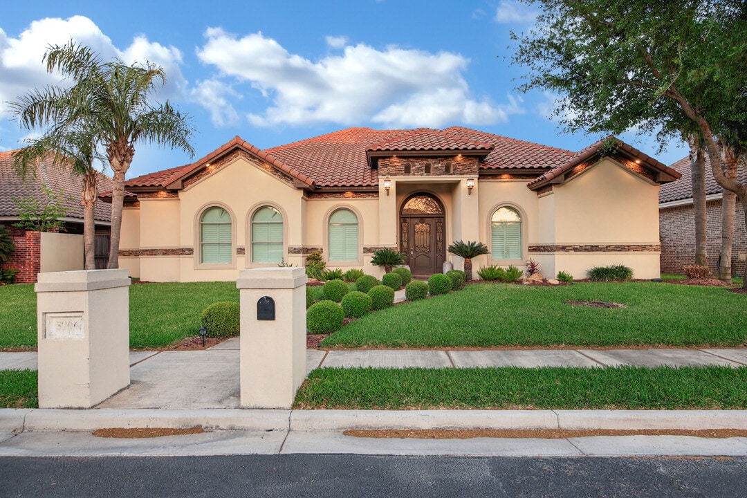 5706 N 3rd Ln in McAllen, TX - Building Photo