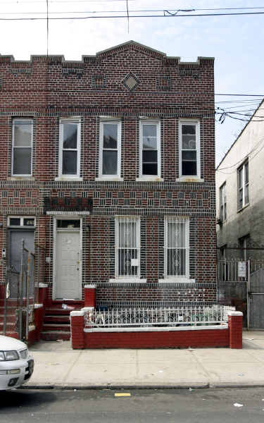 574 Georgia Ave in Brooklyn, NY - Building Photo