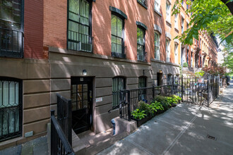 71 Charles St in New York, NY - Building Photo - Building Photo