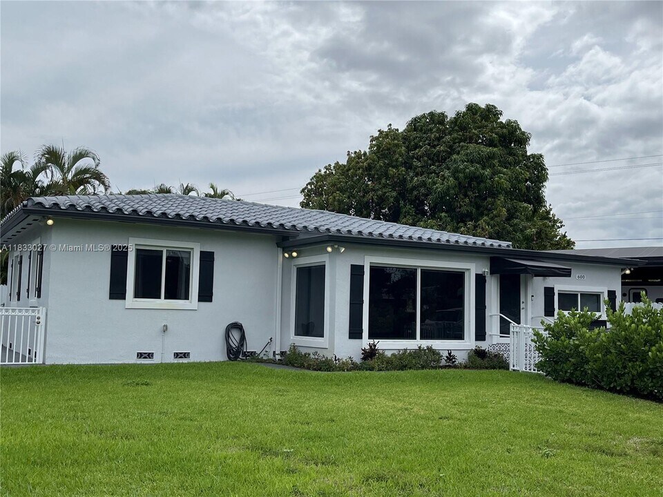 600 Forrest Dr in Miami Springs, FL - Building Photo