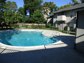 ASHLEY PARK APARTMENTS in Stockton, CA - Building Photo - Building Photo