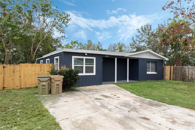 1090 Emerald Dr in Mount Dora, FL - Building Photo - Building Photo