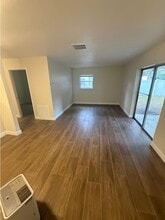 7116 Oakwood Dr in New Port Richey, FL - Foto de edificio - Building Photo