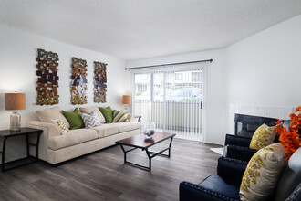 Summer Breeze Apartments in Temecula, CA - Foto de edificio - Interior Photo