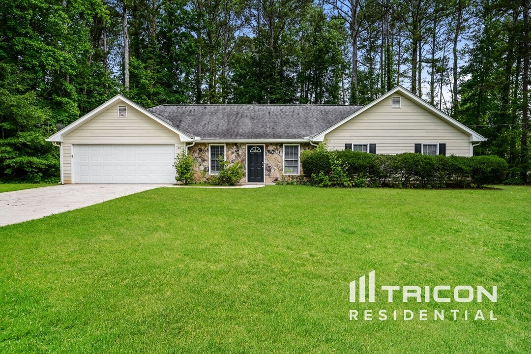 30 Blackberry Ln in Covington, GA - Building Photo