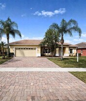 3637 Weatherfield Dr, Unit 14 in Kissimmee, FL - Building Photo