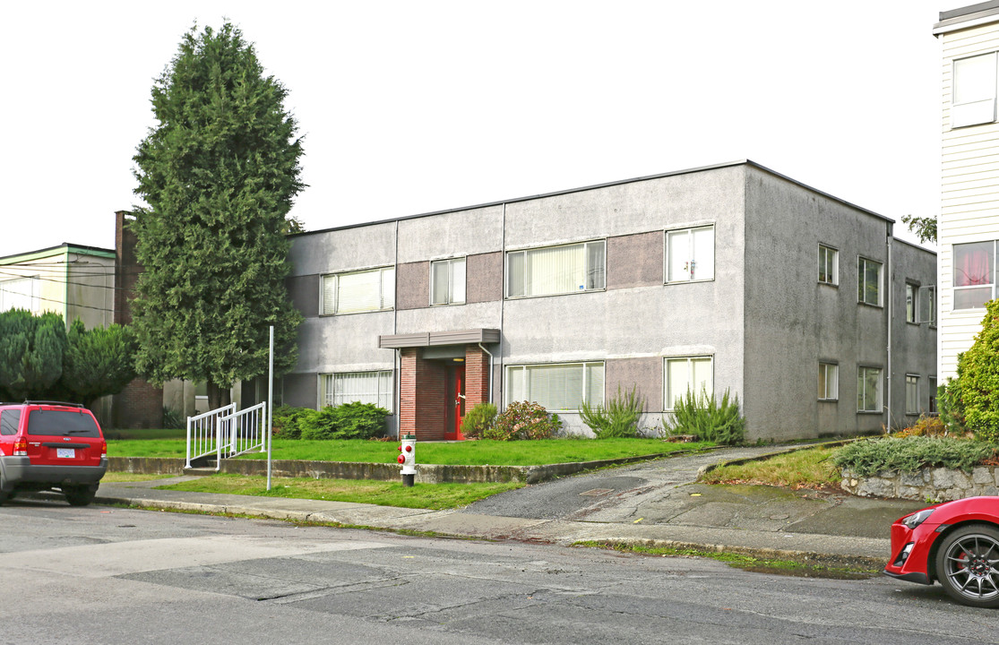 6721 Dow Av in Burnaby, BC - Building Photo