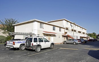 La Villas De Fountainbleu in Miami, FL - Building Photo - Building Photo