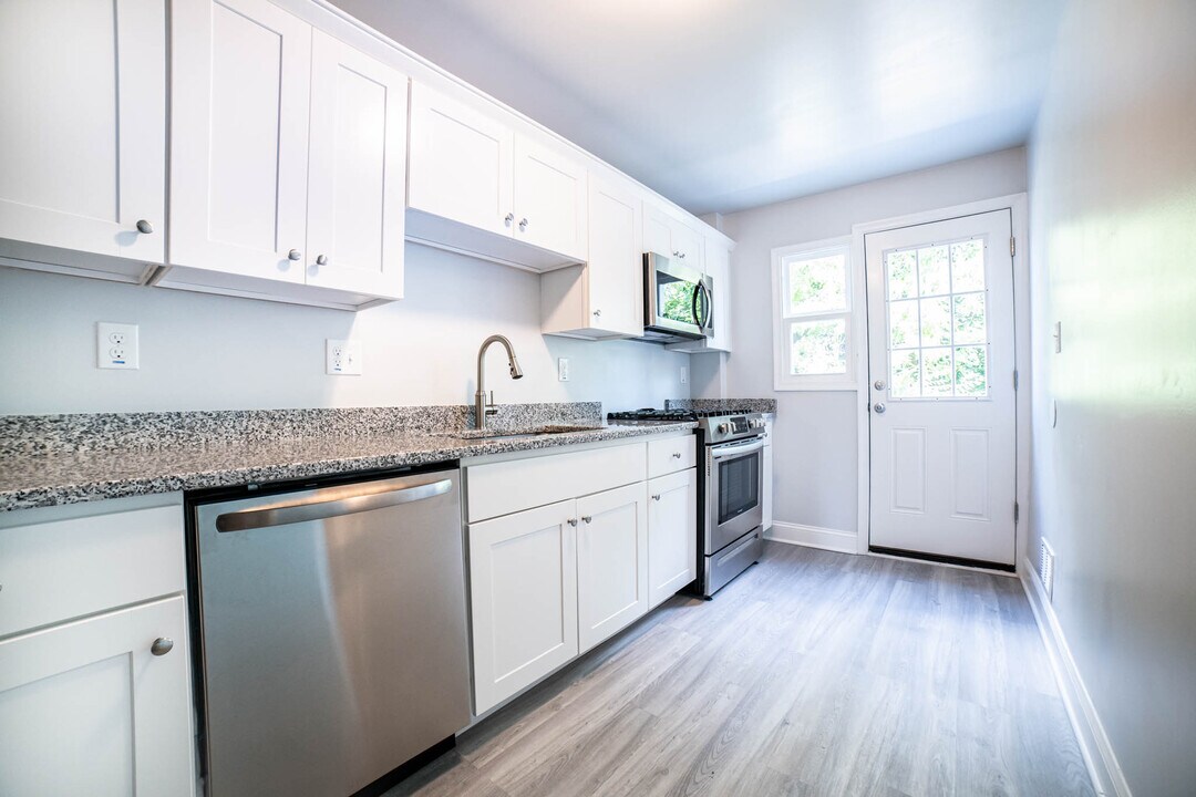 7475 School Ave in Dundalk, MD - Building Photo