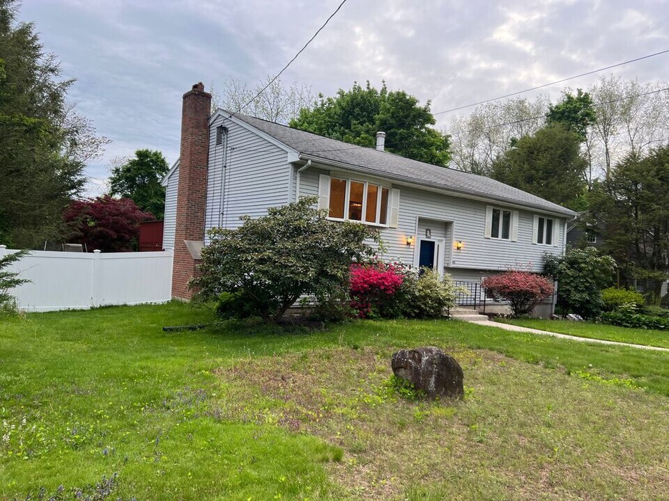 496 Dogwood Rd in Orange, CT - Foto de edificio