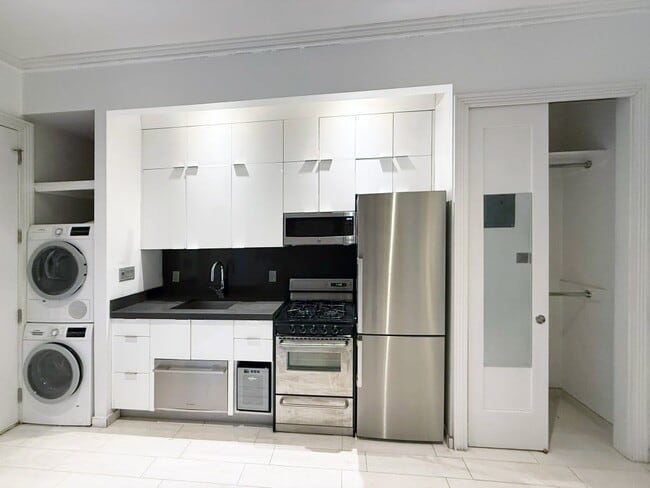7 E 75th St, Unit LB in New York, NY - Foto de edificio - Building Photo