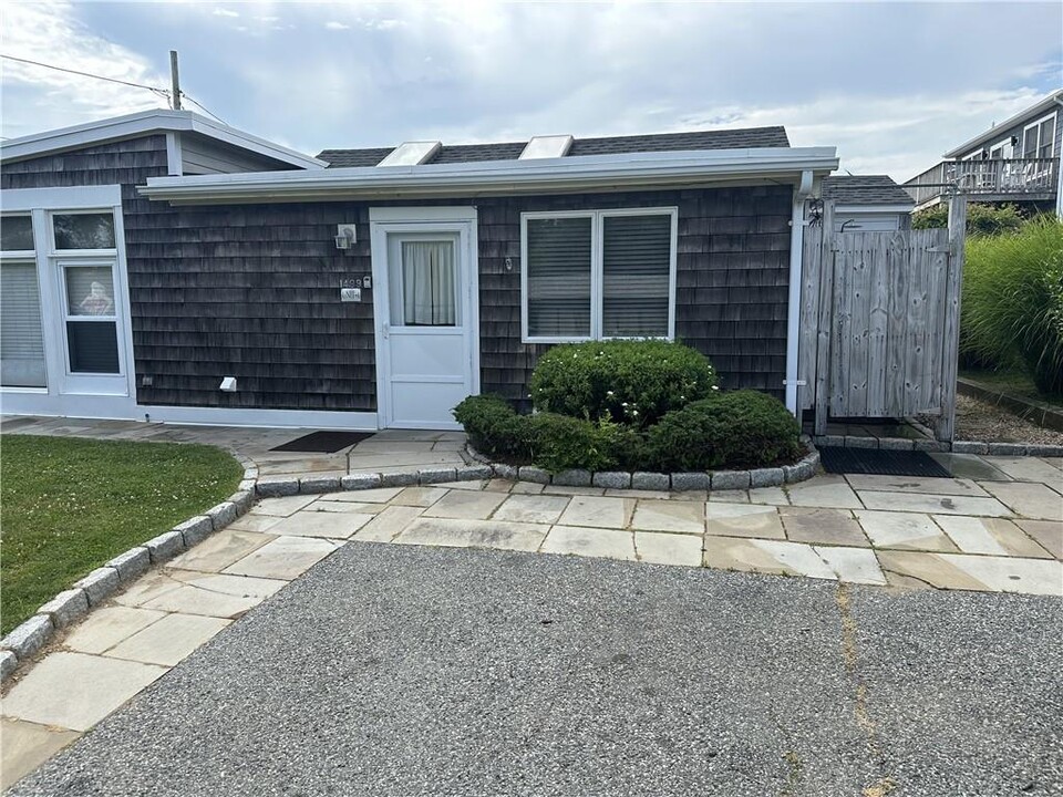 1499 Ocean Rd in Narragansett, RI - Building Photo